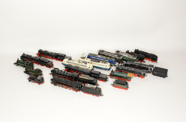 19 Lokomotiven versch. Hersteller