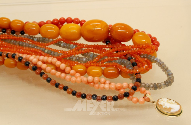 6 versch. Halsketten u.a. Bernstein