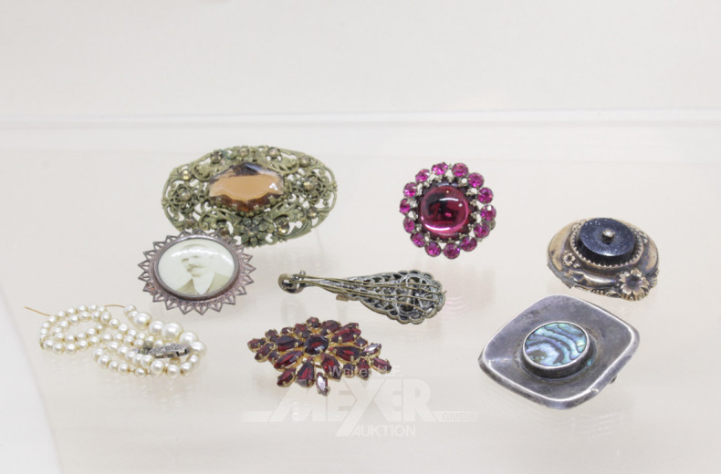 Schachtel mit 7 Broschen, teils Silber,