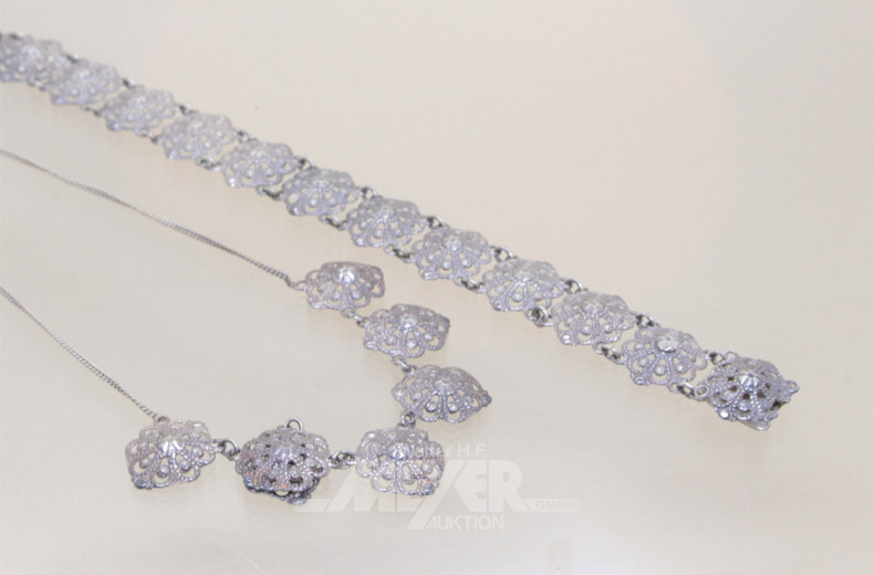 Schachtel mit 7 Broschen, teils Silber,