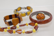 Posten Bernsteinschmuck: Armbänder,