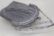 Abendtasche in Silber sowie 2 kl.