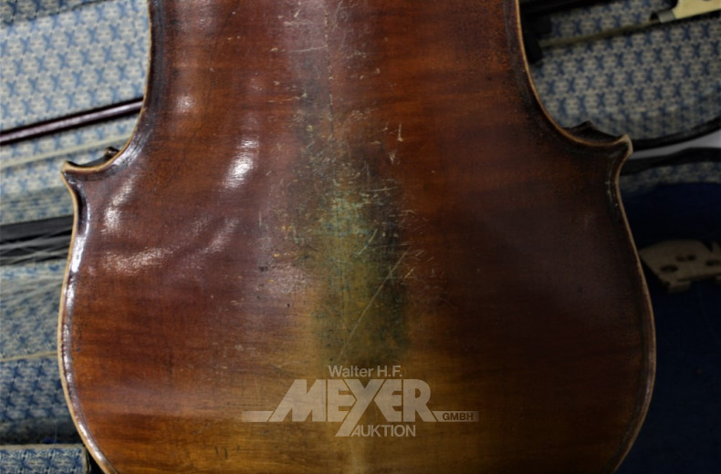 alte Geige im Koffer,