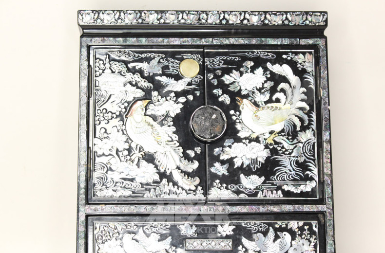 asiat. Schmuck-Lackschränkchen