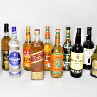 11 Flaschen versch. Alkoholika, u.a. Rum,