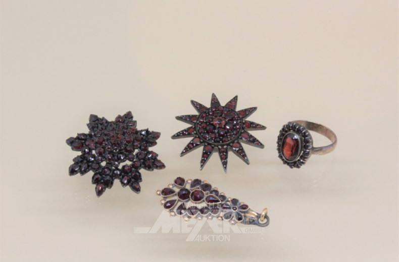 2 Granatbroschen sowie 1 Ring und