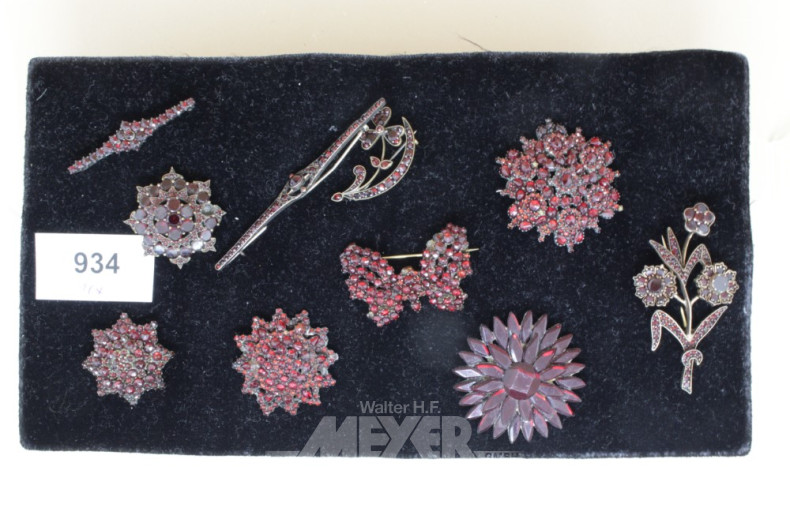 10 versch. Granatbroschen: