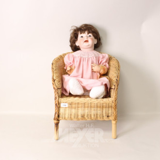 Puppe (ca. 50 cm) im Rattan-Sessel