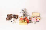 Konvolut: Puppenmöbel, Schachspiel,