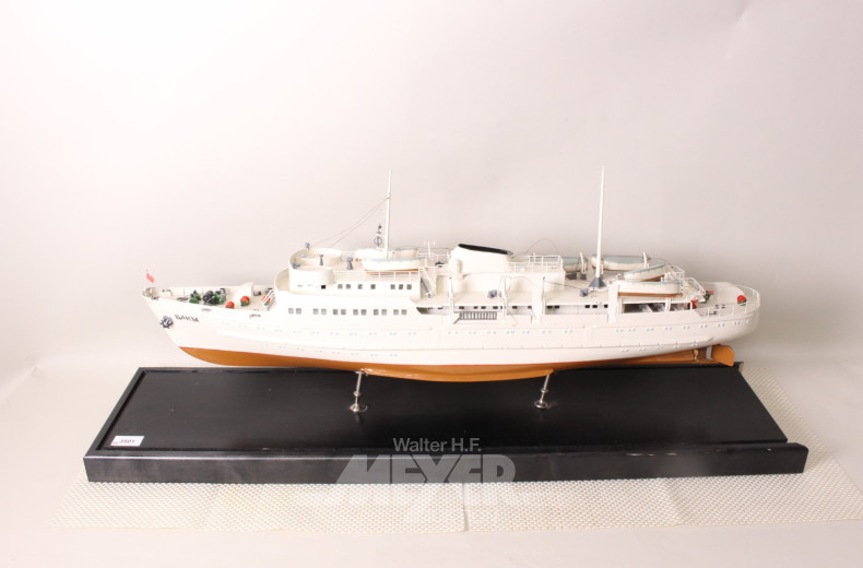 Schiffsmodell auf Sockel (Sturz fehlt),