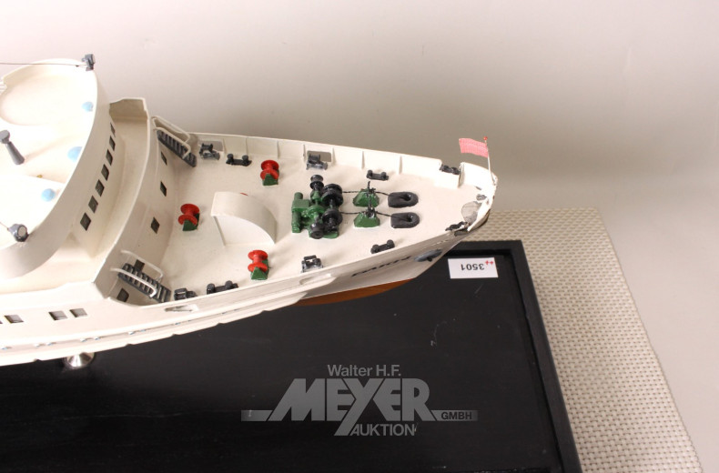 Schiffsmodell auf Sockel (Sturz fehlt),