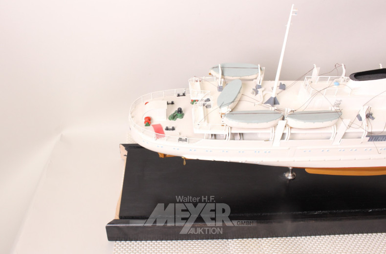 Schiffsmodell auf Sockel (Sturz fehlt),