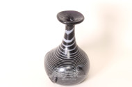 Glasvase, Überfangtechnik schwarz/weiß,