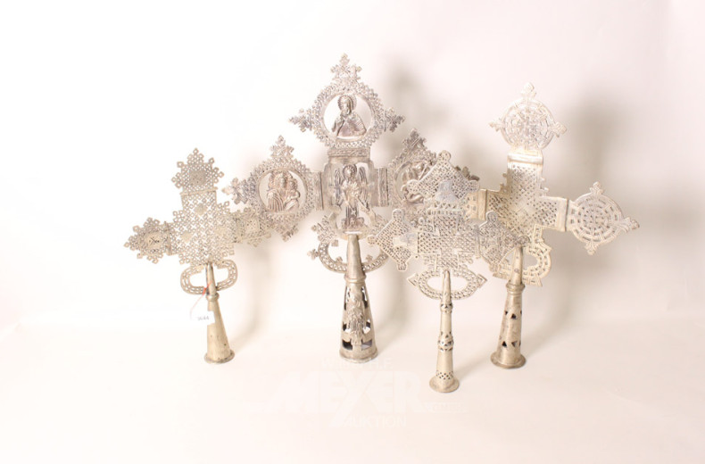 4 versch. Prozzesionskreuze