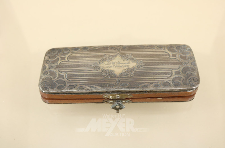 altes Brillenetui, Holz mit gravierter