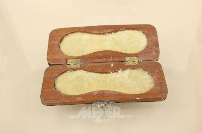 altes Brillenetui, Holz mit gravierter